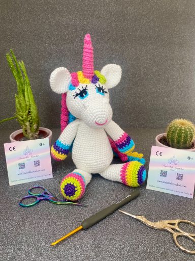 Voici Irisée, la licorne au crochet