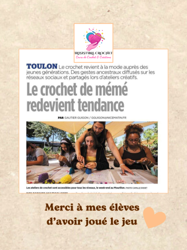 Article Var-Matin : le crochet tendance à Toulon Article du Var-Matin intitulé "Le crochet de mémé redevient tendance", avec une photo de Jennifer et de ses élèves en atelier.
